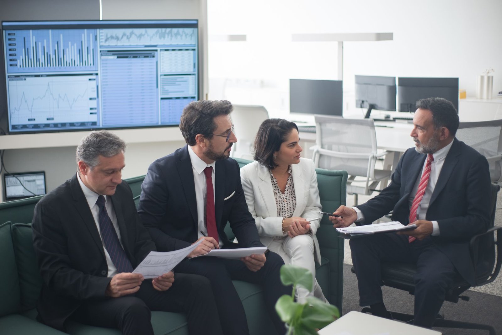 SmartPips analysts reviewing the trading week around a table