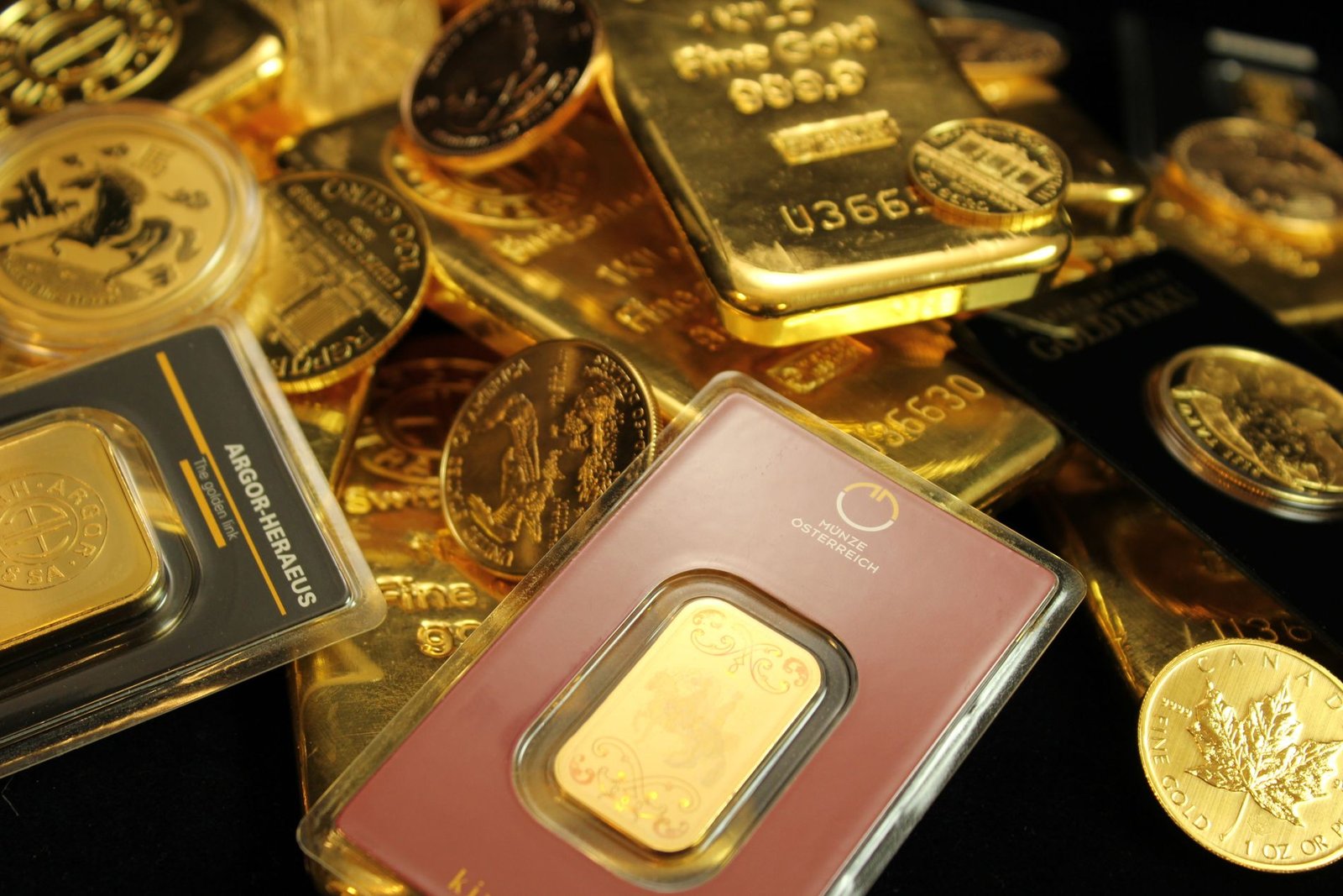 Gold bullion bars and coins representing SmartPips commodity signals