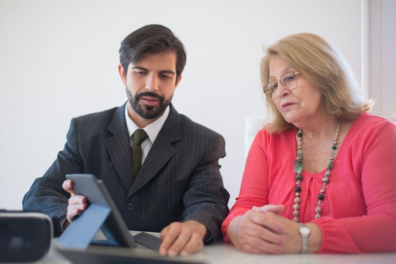 Account manager walking a member through the SmartPips signal subscription