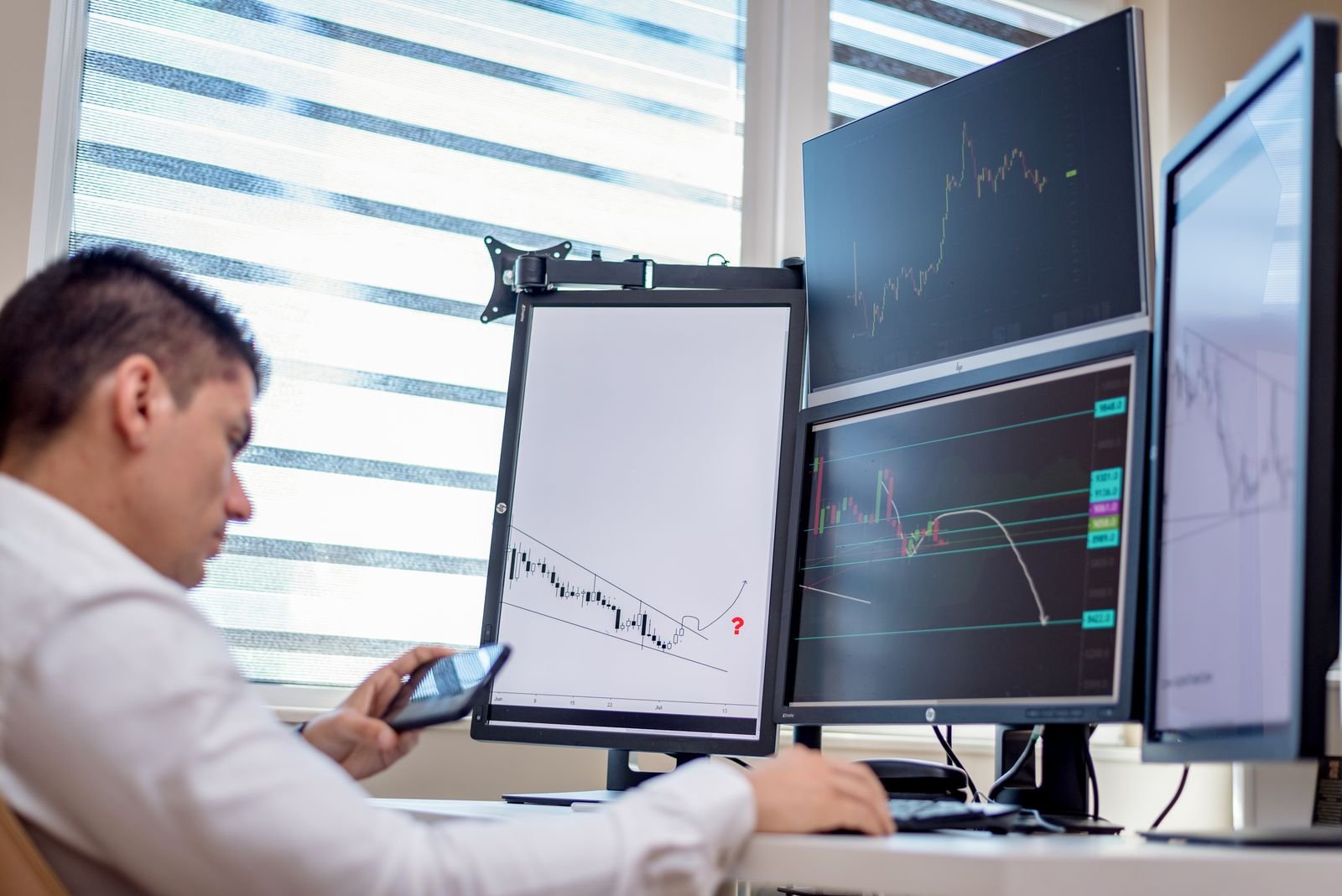 Forex trader reading live EUR/USD price action across a multi-screen trading desk