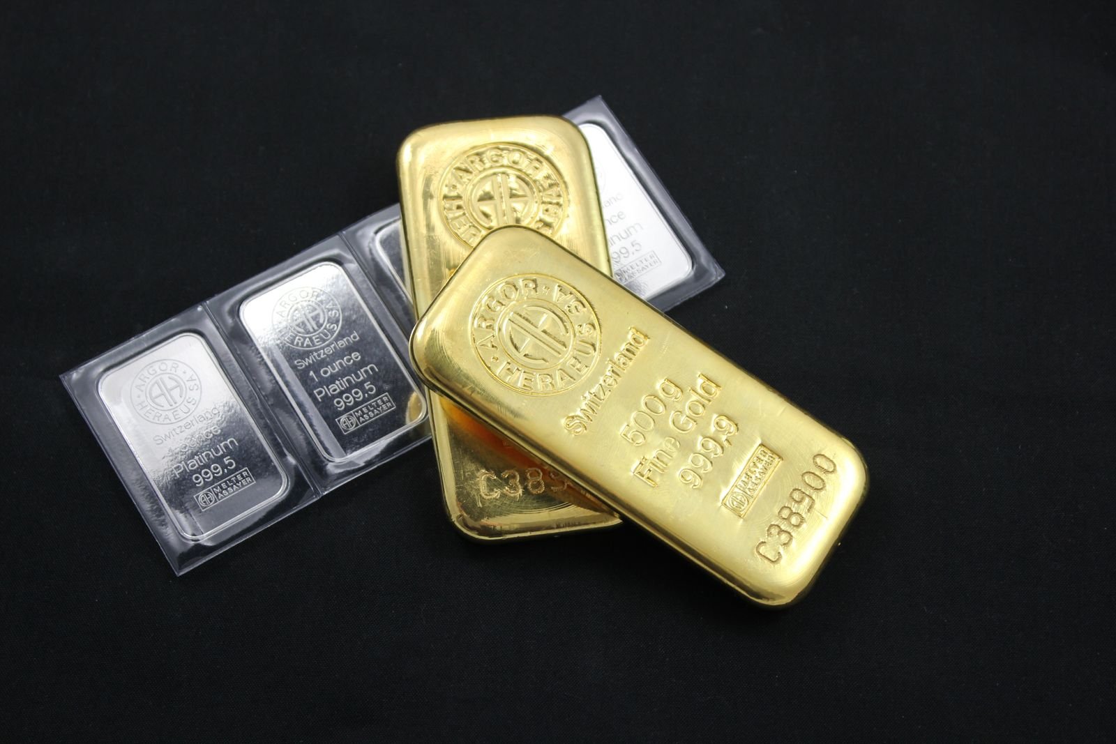Gold bullion bars representing SmartPips commodity trading signals
