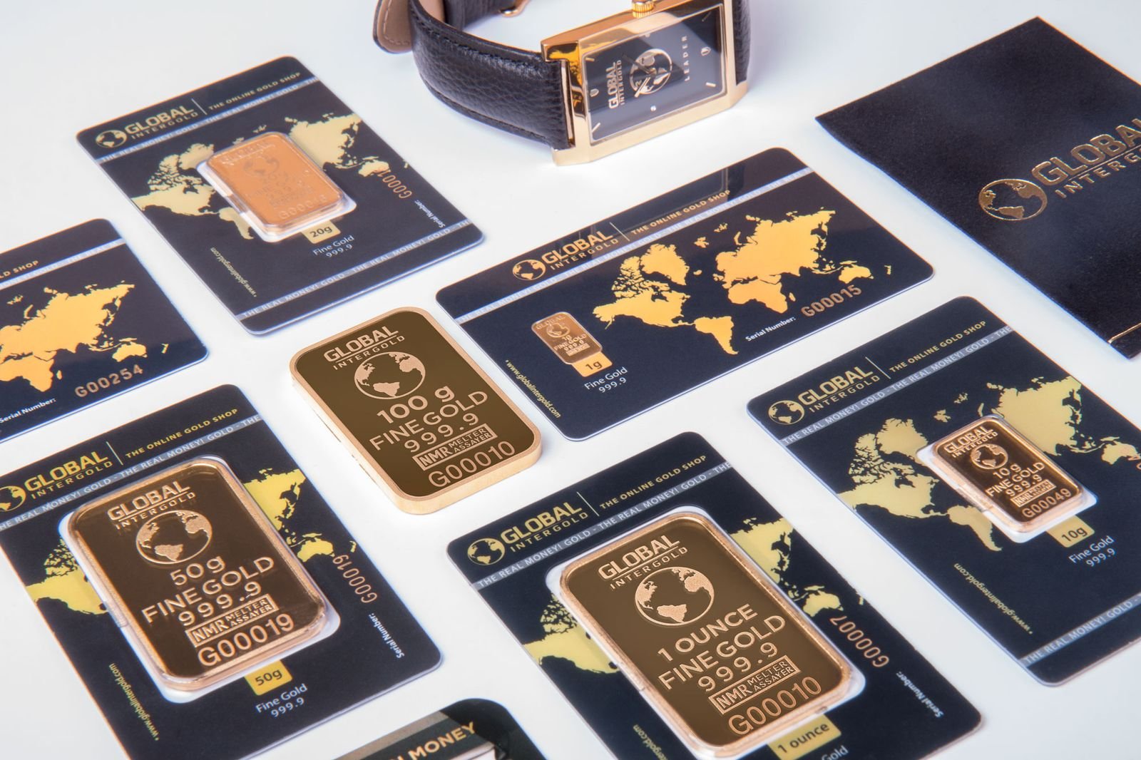 Gold bullion bars representing SmartPips commodity trading signals