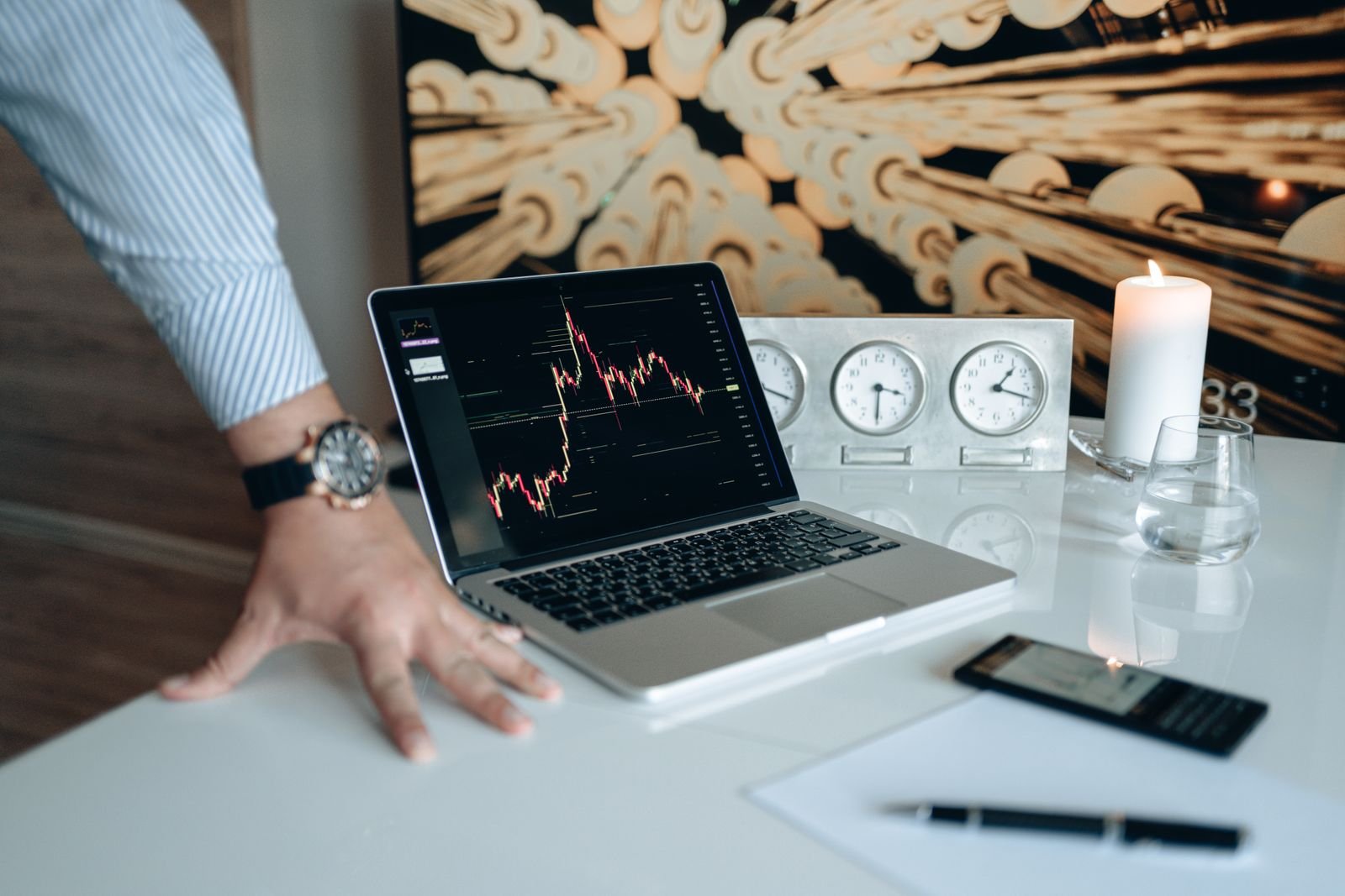 Laptop showing a live price chart on a trading workstation